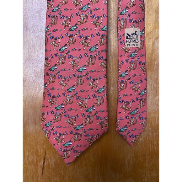 HERMES PINK SILK TIE BRONZE MONKEYS SWINGING ON VINES ABOVE GREEN CROCODILES 60” - Picture 2 of 10